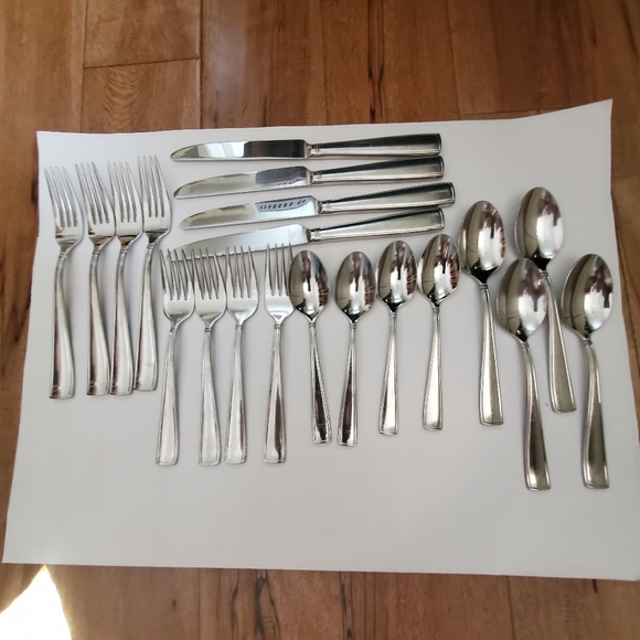 REED&BURTON18/10SET FLATSTAINLESS STEEL MADE IN VIETNAM VINTAGE 20 pc/4st